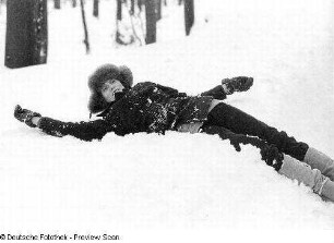 Die Bildhauerin Thea Richter, im Schnee liegend
