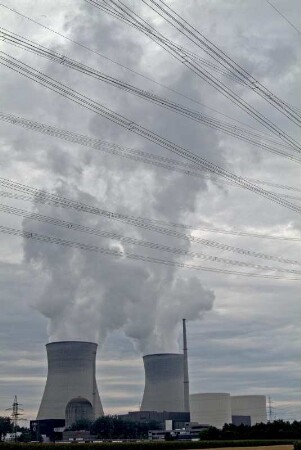 Atomkraftwerk AKW Gundremmingen. Kühltürme. Symbole für Energie, Technik...