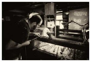 DER REIFENDREHER ANDREAS WERNER BEI DER ARBEIT