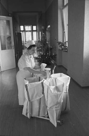 Versorgung der Bettwäsche bei den Städtischen Krankenanstalten.