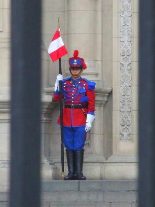 Lima - Gardist vor dem Präsidentenpalast : Ein Gardist in historischer Uniform steht vor dem Präsidentenpalast. Aufgenommen in Lima am 27. August 2011