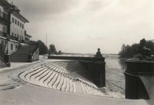 Dresden-Pillnitz. Schloss Pillnitz. Große Freitreppe zur Elbe am Wasserpalais