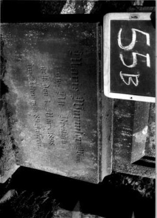 Grabstein 55 (Index: 100109984) Material: Sandstein Zustand: leicht verwittert Maße HxBxT: 156x49x20 cm Beschreibung: Stele, Sockel, eingezogener Rundbogenabschluß, Schriftfeld eingetieft: Grabstein 55B