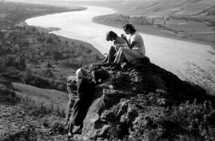 Nepotrowo Poarta Neagra: Tania und Ira Olschewski auf Felsen, Hintergrund Dnjestr