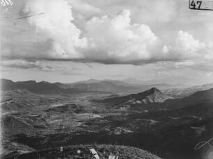 Landschaft : Blick von einer Anhöhe in das Tal und auf die bergige Umgebung