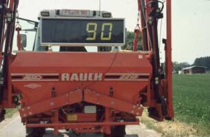 Fotografie: Mineraldüngerstreuer, Auslegerstreuer