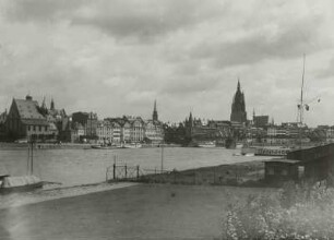 Frankfurt, Stadtansicht : Frankfurt. Blick vom linken Mainufer gegen Stadtzentrum mit Katholischer Kirche St. Leonhard. Mainkai. Eiserem Steg und Dom von Südwesten