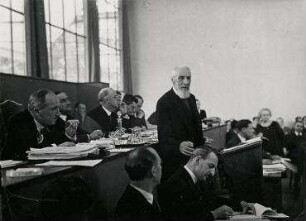 Der ungarische Staatsmann und Abgeordnete Albert Graf Apponyi während seiner Rede vor der Genfer Abrüstungskonferenz. von links: Edvard Beneš, Nikolaos Politis, James Eric Drummond