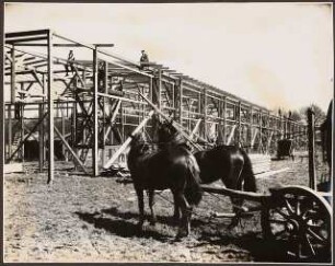 Fotoalbum: Deutsche Gartenbau- und Schlesische Gewerbe-Ausstellung (GUGALI), Liegnitz: Aufbauarbeiten der Ausstellungsgebäude (Bergerhalle)