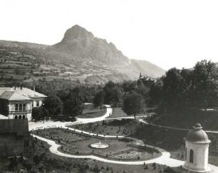 Bilin (Bílina, Tschechien). Blick über den Schloßpark und das Schloß gegen den Borschen (Bořeň; 539 m)