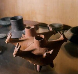 Iraklion. Archäologisches Museum, V175. Doppelkernos mit Hörner-Protomen, Vorpalastzeit, 2500 v. Chr