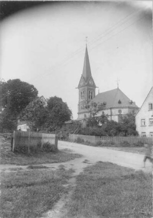 Berthelsdorf (Weißenborn-Berthelsdorf). Ortsteilansicht mit Pfarrkirche (1881/1883; G. L. Möckel) von Südost