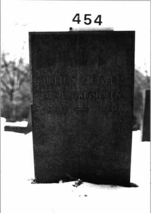 Grabstein 454 (Index: 100092353) Material: Granit Zustand: gut Maße HxBxT: 86x54x13 cm Beschreibung: Stele mit geradem Abschluß: Grabstein 454