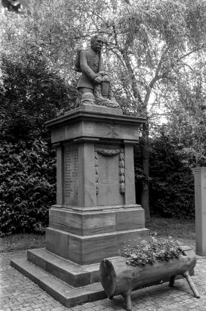 Gefallenenehrenmal (Kriegerdenkmal); Burgwald, Hinterm Friedhof
