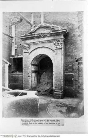 Serie von Fotografien aus der Kampagne von John Henry Parker, Historical photographs: A catalogue of three thousand three hundred photographs of antiquities in Rome and Italy, London 1879, Rom, Eingangsportal zum Heiligtum des Genio excubitori