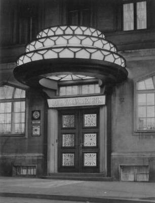 Görlitz, Bahnhofstraße 25/Ecke Berliner Straße. Hotel "Vier Jahreszeiten" (um 1875; 1925/1927 Umbau, W. Hahn). Haupteingang