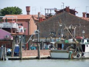 Venedig - Fischerboote in Burano : Fischerboote liegen im Hafen. Aufgenommen am 25. Juni 2010 in der nördlichen Lagune von Venedig (Burano)