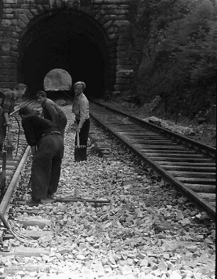 Istein: Gleisbauarbeiter am Kirchberg-Tunnel