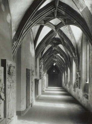 Leipzig, Paulinerkirche. Kreuzgang (13. Jahrhundert) : Leipzig, Paulinerkirche (1240 geweiht, nach 1485 erweitert, Chor 1519-1521, Umbau 1710-1712, 1897-1899; A. Roßbach). Kreuzgang (13. Jahrhundert) mit Grabsteinen