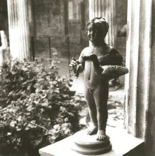 Pompeji. Haus der Vettier, Peristylgarten. Knabe mit Weintraube und Gans, Bronze