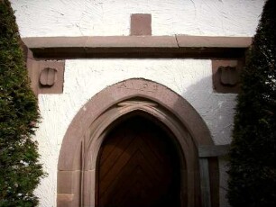 Langhaus Südseite-Portal mit flankierenden Wappenkartuschen und Jahr 1494 im Schlußstein