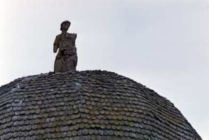 Pasewalk (Mecklenburg-Vorpommern, Kreis Vorpommern-Greifswald): Fachwerk-Pavillon: Detailaufnahme: Kuppeldach aus Schindeln, obenauf weibliche Statue
