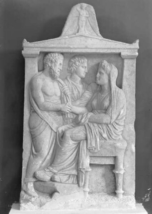 Grabstele mit Frau, Mann und Dienerin