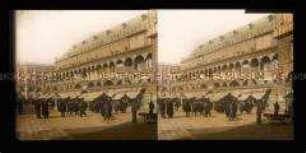 Markt und Passanten am Palazzo della Ragione, dem mittelalterlichen Rathausgebäude in Padua