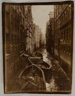 "Fleth an der Mattentwiete bei Ebbe/ Schuten. Beladen der Schuten mit Leder."