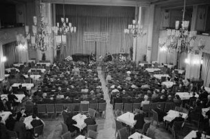Veranstaltung im Franz-Mehring-Haus in Leipzig, Blick von Auditorium auf das Podium mit Musikkappelle