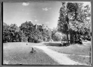 Am Weg zur Burg Hohensalzburg : Salzburg. Ansicht von der Karolinenhöhe von Nordwesten zur Festung