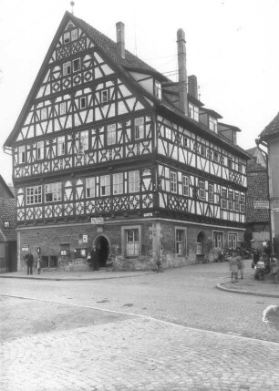 Suhl-Heinrichs, Meininger Straße 89. Rathaus (Bezeichnung 1551, 1657). Eckansicht