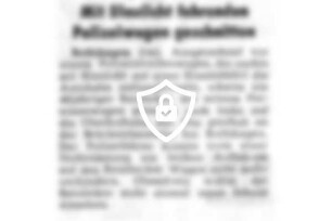 Mit Blaulicht fahrenden Polizeiwagen geschnitten