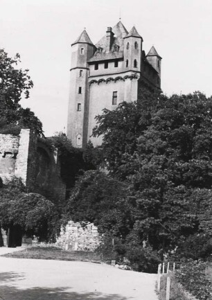Eltville am Rhein. Ansicht des erhalten gebliebenen Wohnturmes der Kurfürstlichen Burg, erbaut von 1330 bis 1419.