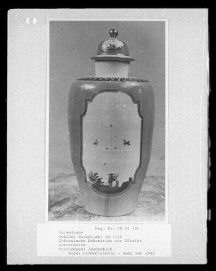Deckelvase : Deckelvase. Meißner Porzellan, bemalt (um 1730; C. F. Herold). Moritzburg, Schloss