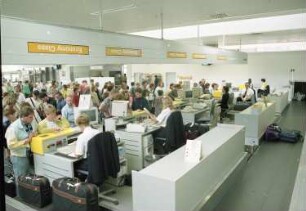 Dresden-Klotzsche, Flughafenstraße. Flughafen Dresden. Terminal 2. Check in-Schalter. Fluggäste beim Einchecken