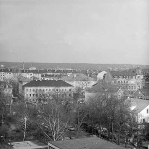 Dresden-Neustadt. Blick vom Wohnhaus Hospitalstraße 13/15 über die Glacisstraße nach Osten