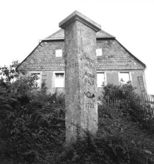 Halbmeilensäule : Halbmeilensäule. Porphyrtuff. 1722. Oederan, Freiberger Straße /Hainichener Straße