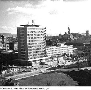 Haus der Presse (Blick von oben, Baustelle, Innenansichten Kantine?, Büro?, mit Skulpturen, mit Transparent, Richtfest)