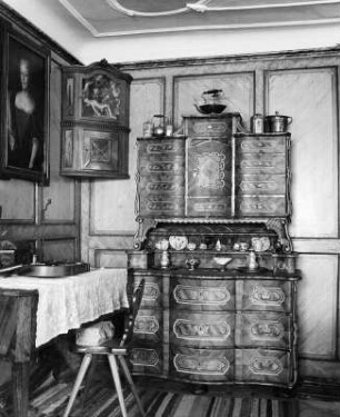 Aufsatzschrank : Aufsatzschrank. Holz (1701/1800). Weiler (Kreis Konstanz): Heimatmuseum