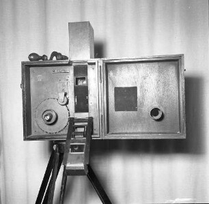 Cinematograph (um 1895) der Brüder Louis Jean und Auguste Marie Louis Nicolas Lumiére, geöffnet