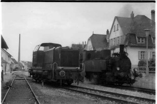 Burladingen, V82 und Lok 12 wechseln; Diesellok V82 fährt wieder nach Stetten bei Haigerloch, Dampflok 12 nach Gammertingen