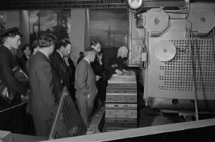 Messebesucher beim Betrachten von Baumaschinen in der Ausstellungshalle der Sowjetunion