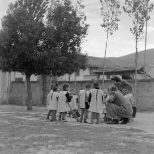 Kinder spielen im Kinderheim der Ortschaft Peruschtiza
