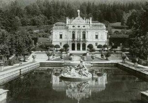Schloss Linderhof : Schloss Linderhof. Park. Südseite mit Wasserbecken und Floragruppe