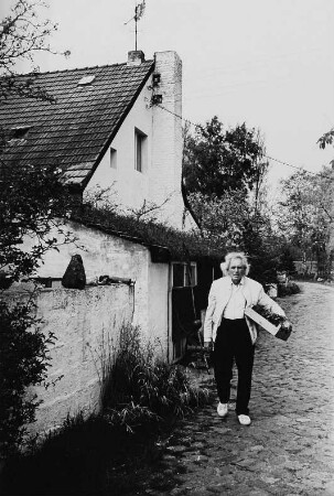 Der Maler Otto Niemeyer-Holstein an seinem Haus