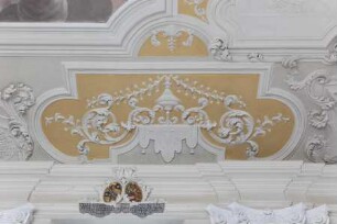 Decke der Schlosskapelle — Vier Stuckkartuschen mit Weihrauchfässern — Relief