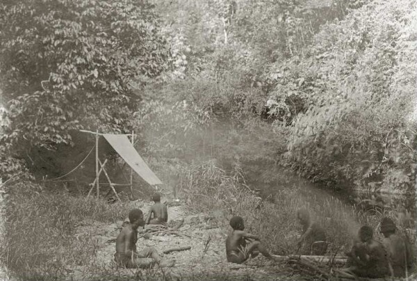 "Camp de tentes du Dr Thurnwald à Marumungu (rivière Magi)"