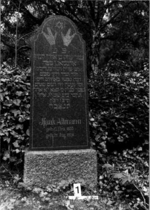 Grabstein 1 (Index: 100106126) Material: Granit Zustand: gut Maße HxBxT: 145x50x16 cm Beschreibung: Stele, Sockel, geschwungener Rundbogenabschluß Symbolik: segnende Hände, Davidstern: Grabstein 1