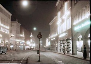 Freiburg: Kaiserstraße in Weihnachtsbeleuchtung, Haltestelle am Bertoldsbrunnen